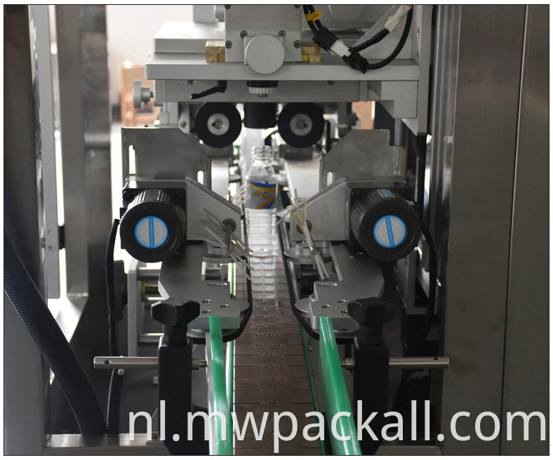 Hoge snelheid auto drinkwater krimpkous plastic bekers etiketteermachine voor krimpkous labelmachine;